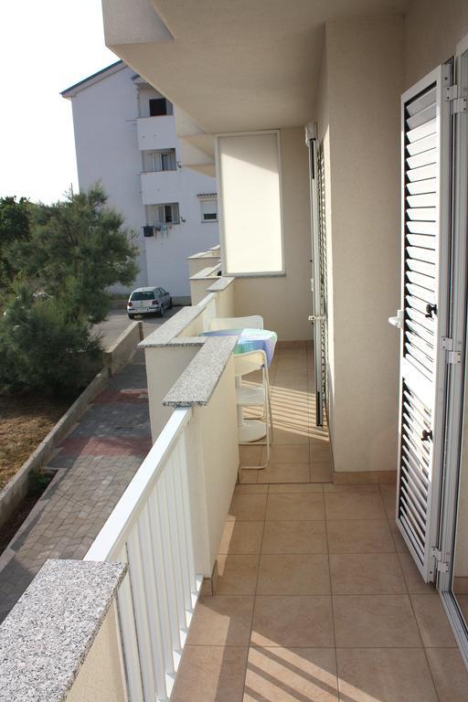Apartments Miki Pag Town Exterior photo